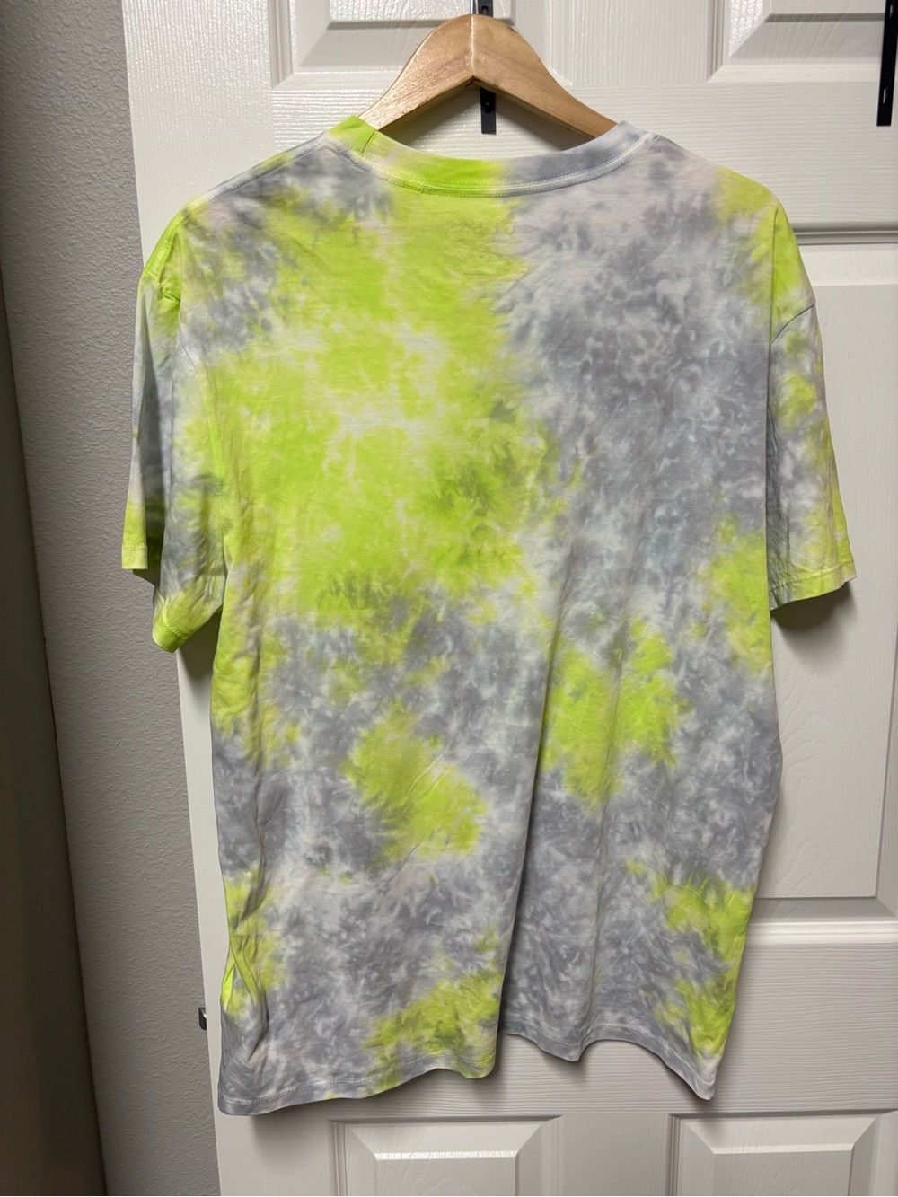 GUESS Neon Yellow & Gray Tie-Dye Crewneck Tee - Picture 4 of 4